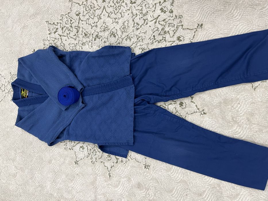 Кимано с поясом синего цвета