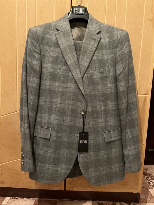 Продаются костюмы 52р  рост 6