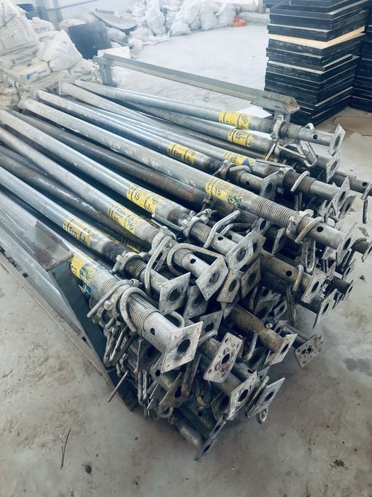 Popi metalici zincati ,2,5 m. 3 m  3,5 m. 5 m. Intr o stare impecabila