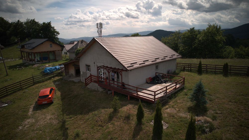 835mp la munte, casă la gri — poveste neterminată, 89.000€ neg.
