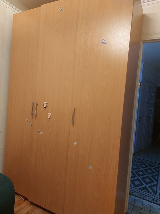 Шкаф для спальни. Имеется два отсека.