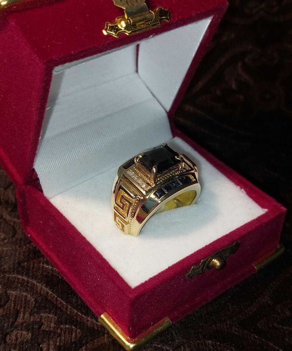 Мужской золотой перстень с бриллиантами и сапфирами кольцо