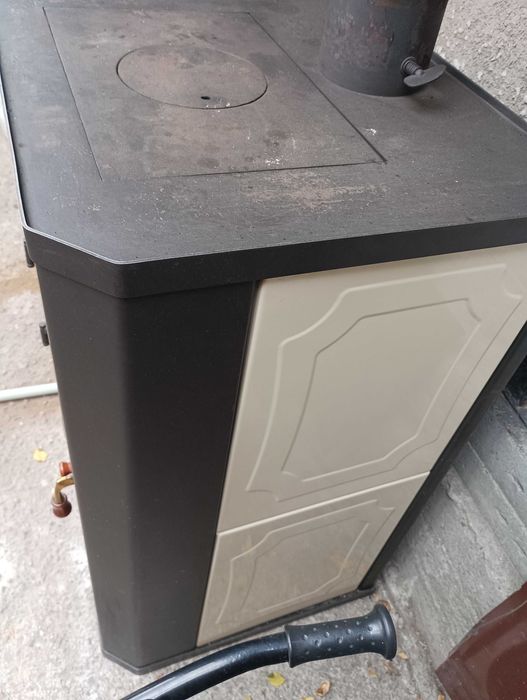 Камина с водна риза на дърва