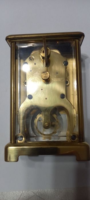 Часовник модел каретен но по съвременен.