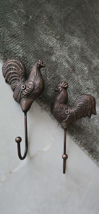 Комплект Чугунени масивни закачалки– Декорация Петел и кокошка.