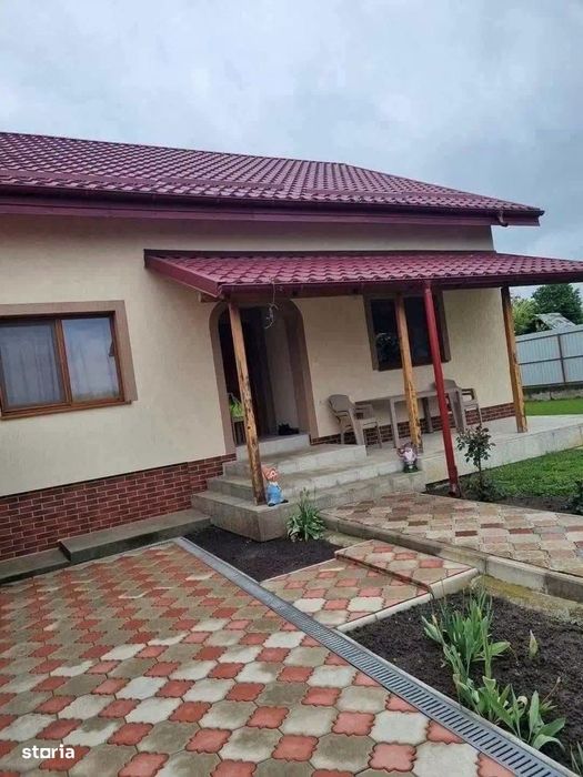 De vanzare vila la 5 min de Roman compusa din 7 camere, 1500mp teren