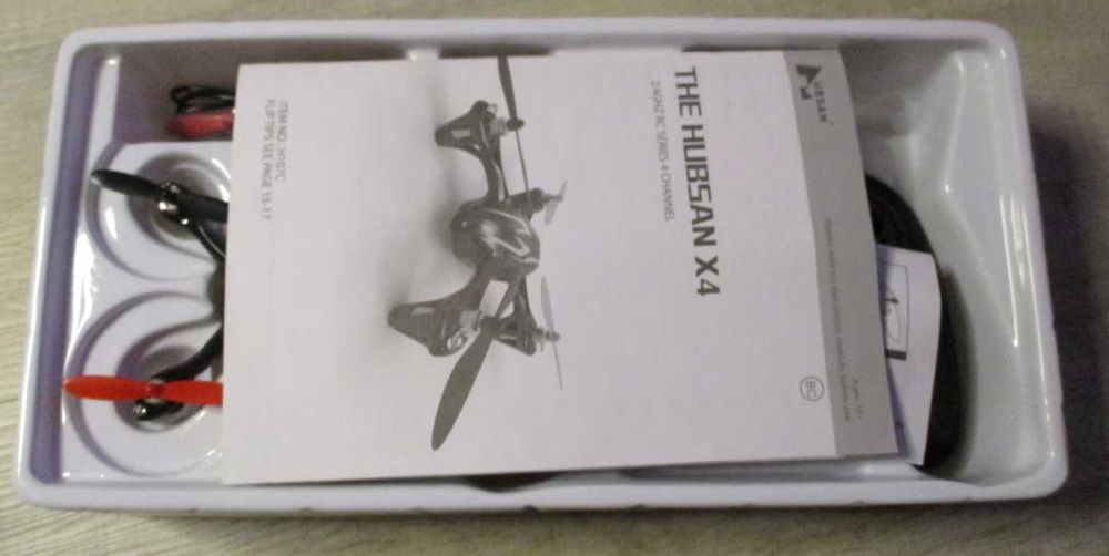 Dronă HUBSAN X4 H107C, 4 canale, deschisă pentru testare.