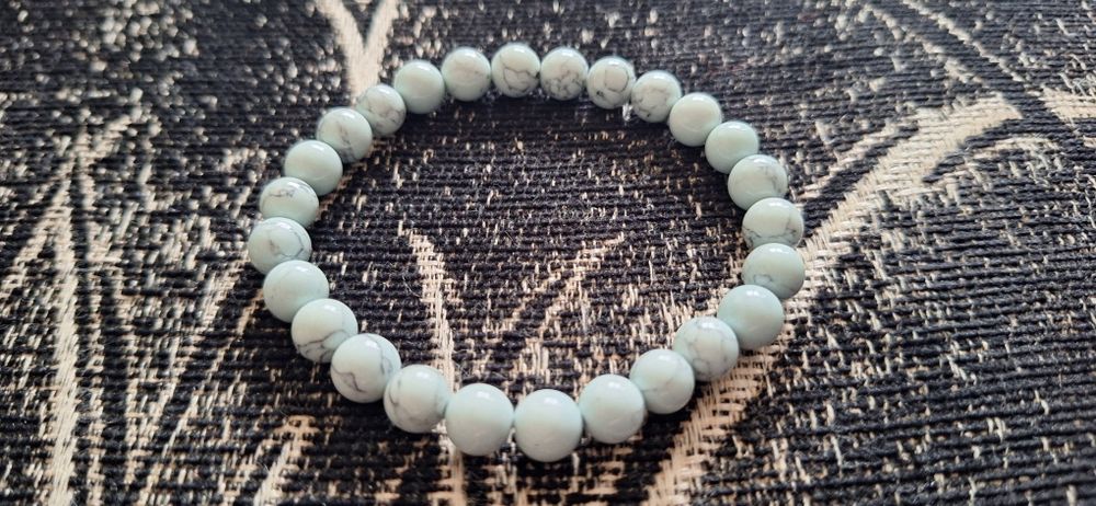 Гривни от естествени камъни с хаулит и розов кварц