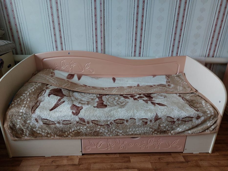 Продам спальный детский (подростковый) гарнитур
