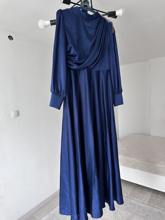 Продается платье в пол цвет электро