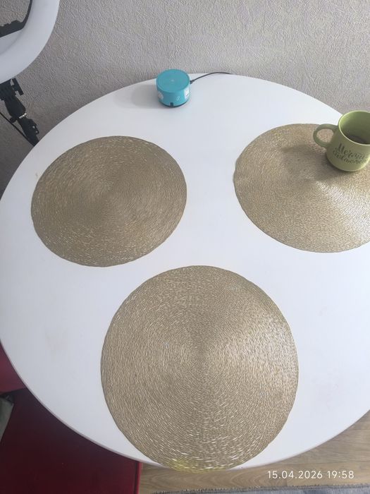 Продам стол, два стула