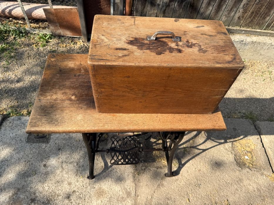 Mașină de cusut de colecție „The Best Sewing Machine” – completă, cu masă și pedală originale