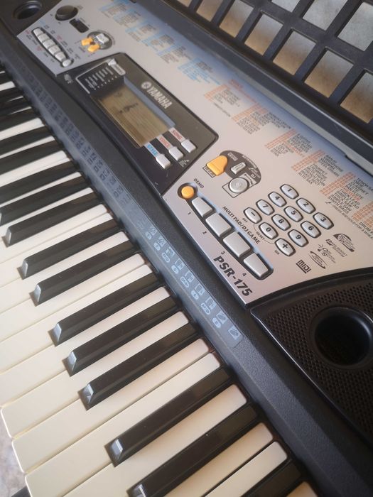 Orgă Yamaha PSR-175 + stativ metalic – stare foarte bună