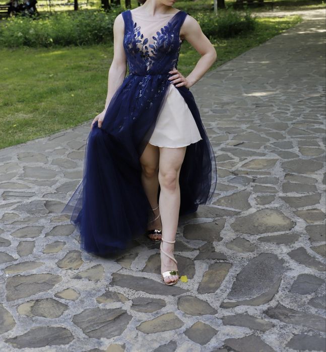 Елегантна бална/официална рокля в тъмносиньо с пайети и тюл