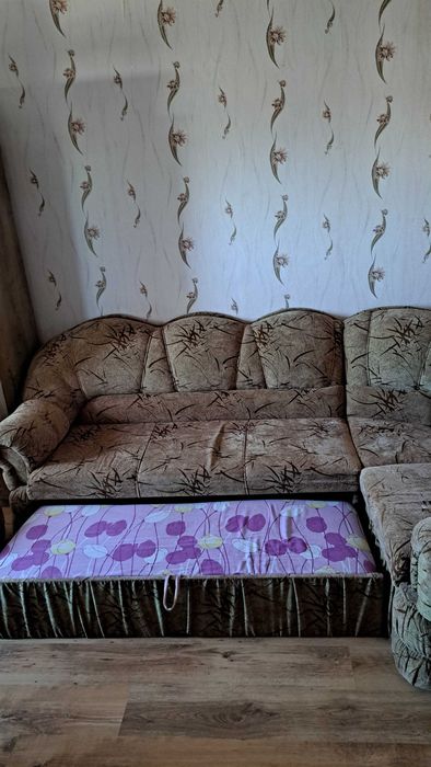 Ъглов диван с 2 табуретки