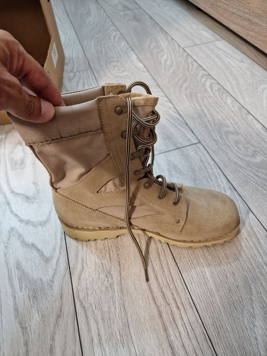 Vând bocanci militari