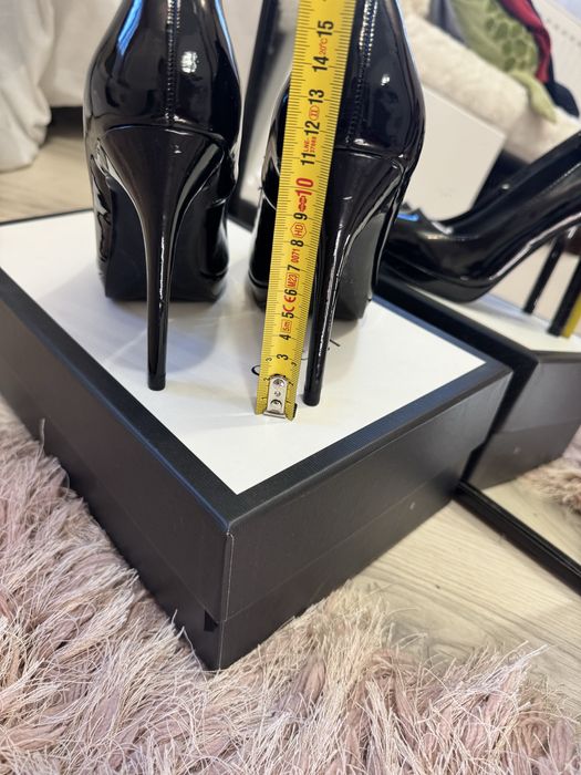 Pantofi lacuiti stiletto cu varf rotund negri lacuiti Zara marimea 36