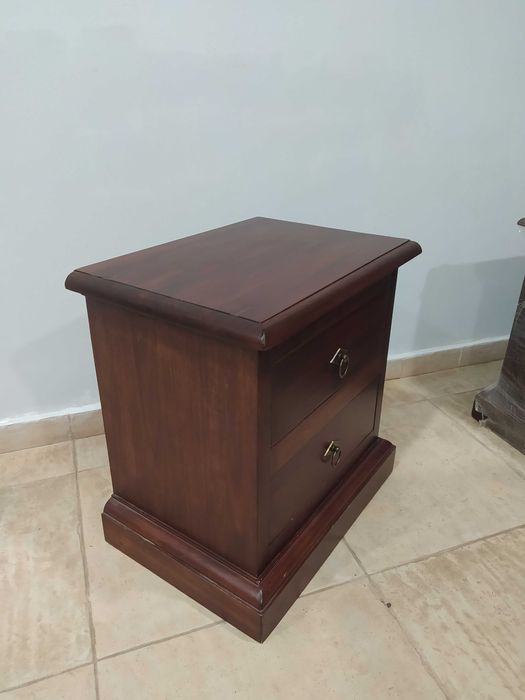 Нощни шкафчета от масивно дърво