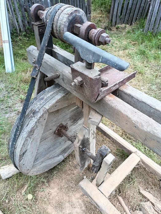 Strung vechi  din lemn cu acționare la peda