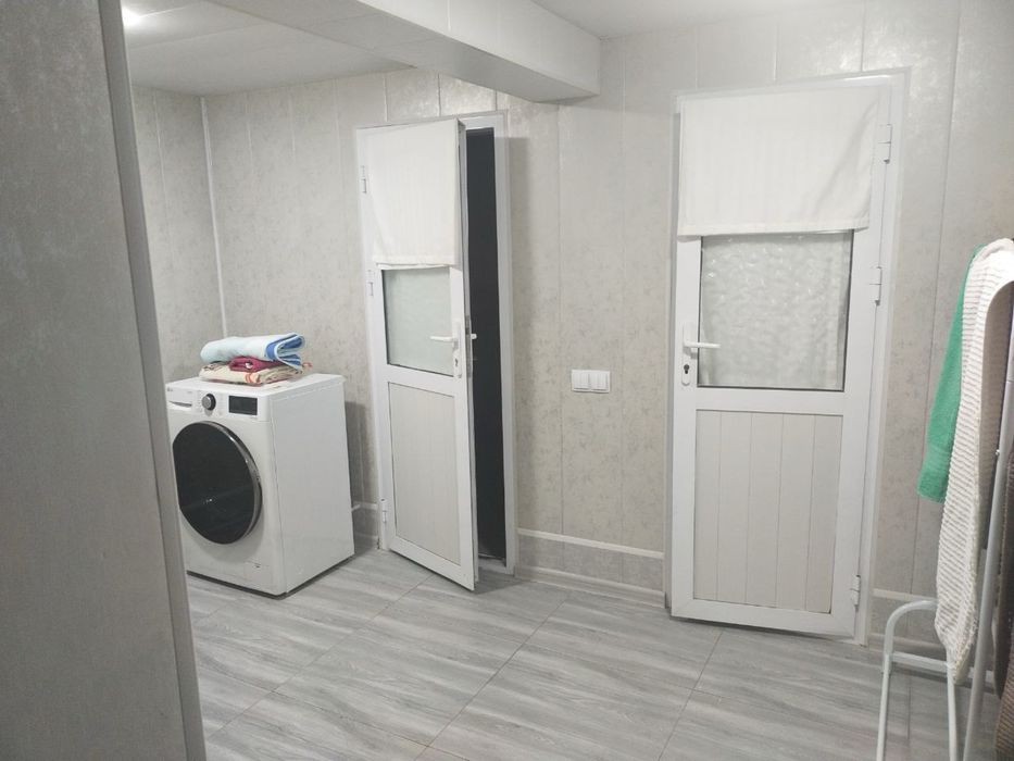 Shoro bozorda 3 sotix uy