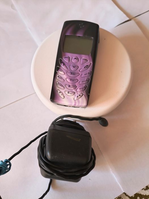 Nokia 8310 + charger original (liber, baterie Nou nouță)