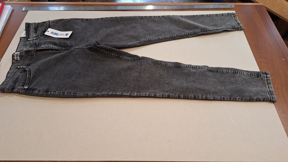 Продавам чисто нови дамски дънки