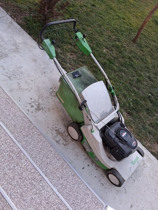 Vând mașină de tuns gazon pe benzină Viking. MB 555 T.