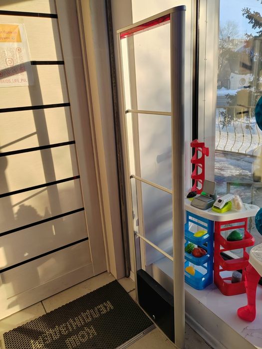 Прилавок ветрина под стеклом