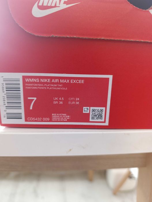 Продавам нови маратонки Nike AIR MAX