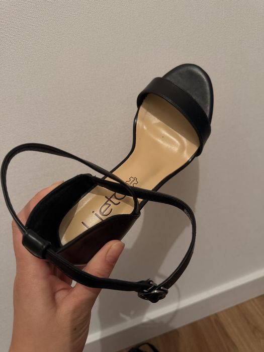 Продам босоножки