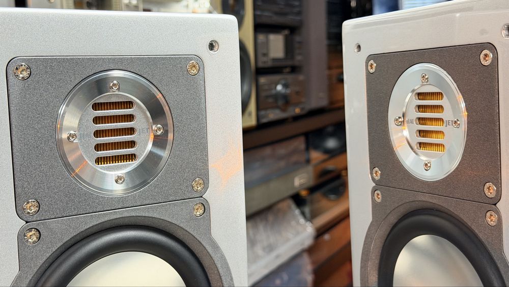 ELAC BS 203.2 Silver Shadow – Boxe Hi-Fi High-End, Tweeter JET III, 60W RMS / 80W, 4 Ohmi, 10 kg Pereche