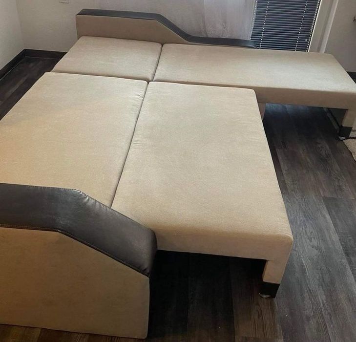 Разтегателен ъглов диван с лежанка