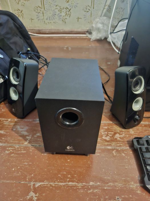 Настолен компютър+колонки и субуфер лоджитек+ LG Монитор 19 инча