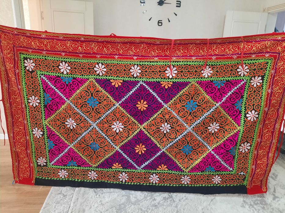 Түс киіз сатылады.