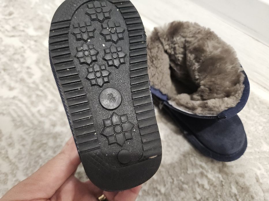 Продам зимние угги для девочек