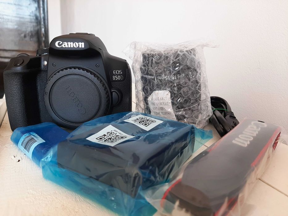 Canon EOS 850D DSLR с Canon EF 24-105mm f/3.5-5.6 IS STM