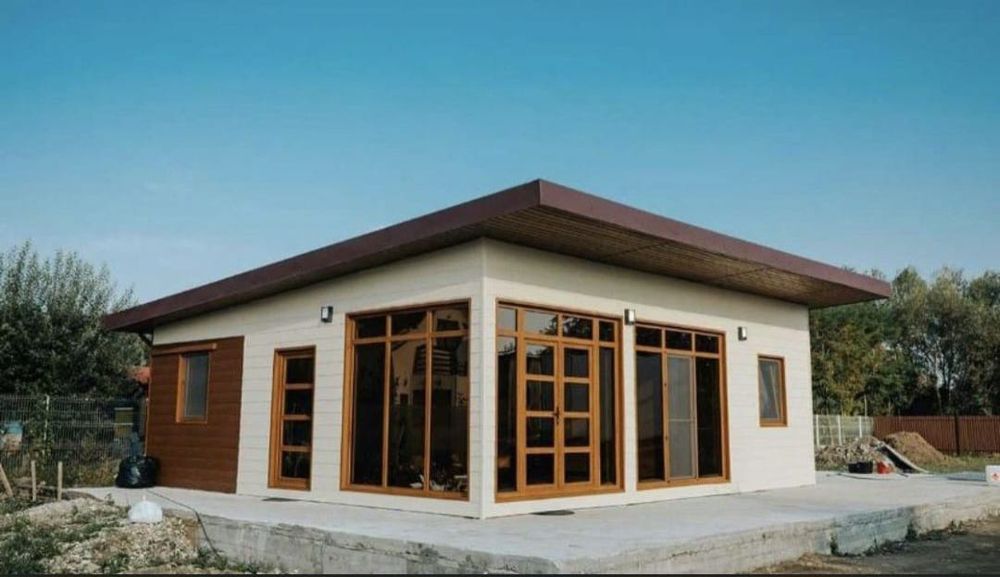 Vindem casă pe structură metalică și panouri sandwich totul la cheie