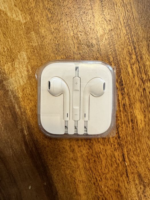 Слушалки Sony с микрофон и оригинални тапички Apple с кабел