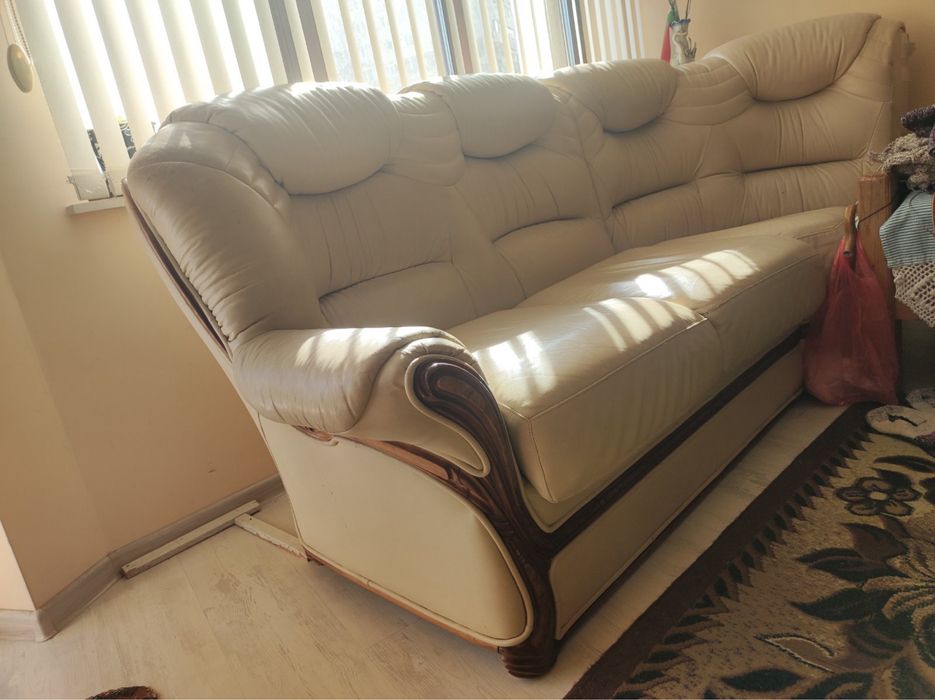 Кожен диван бял