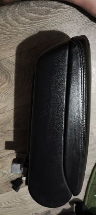 Продам подлокотник на ауди