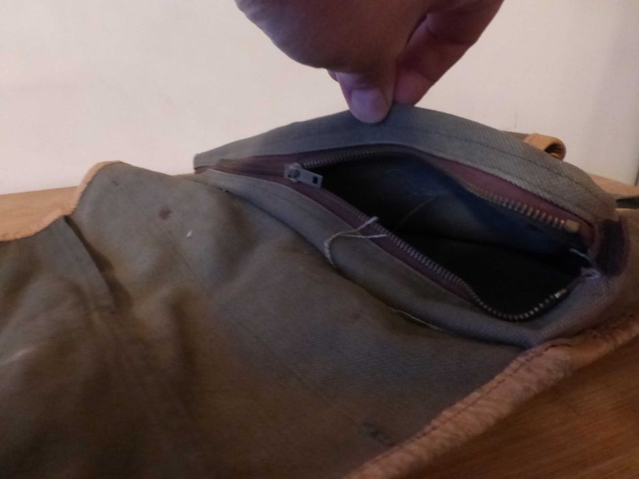 Туристическа брезентова чанта с кожена презрамка и каишки 1970 г