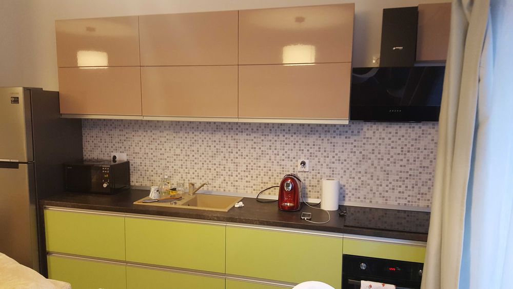 Mobilia la comanda din pal melaminat .