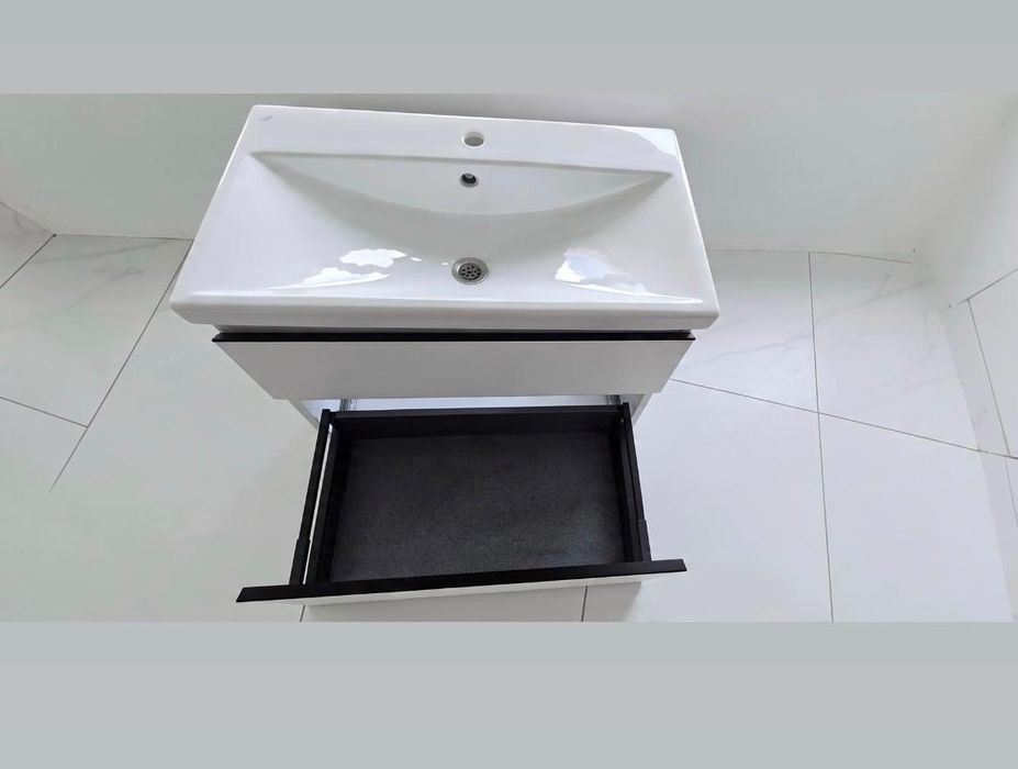 Set mobilier baie suspendat Jungborn Trenda riflaj 80 cm alb cu manier negru, adâncime 45 cm, înălțime 65 cm, lungime 80 cm.