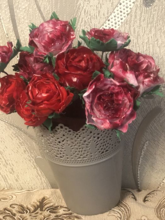 Цветы букеты корзины из пластика