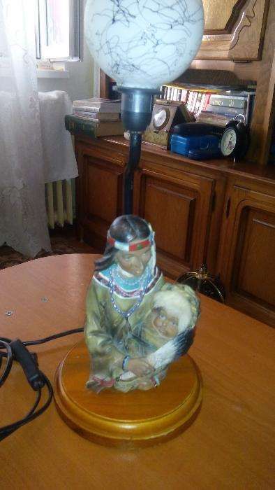 Veioza cu mama indianca cu copil in brate