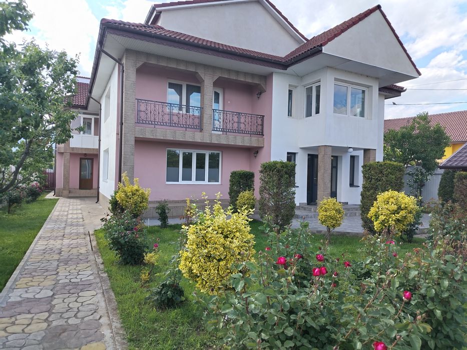 Inchiriez parterul unei locuinte cu 5 camere, 2 bai, bucatarie si 2 holuri. Intrare separata cu toate utilitatile.