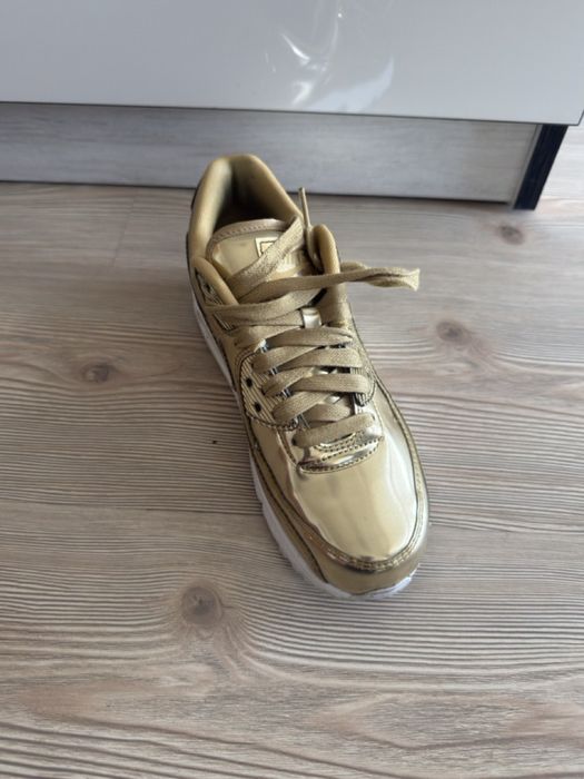 Златни маратонки Nike