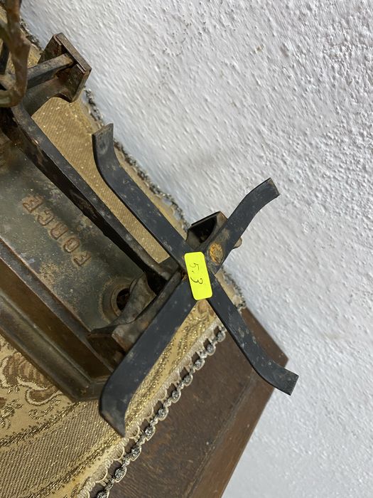 Стара английска везна с чугунена основа и месингови тасчета