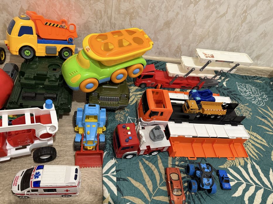 Продам  игрушный детская машины в хорошом состояние