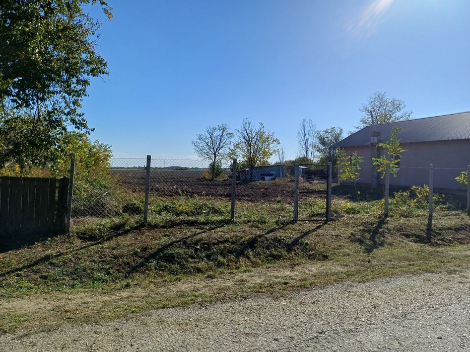 Vând teren intravilan și extravilan